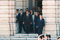 迎賓館での歓迎式典に向かう来日したムバラク・エジプト大統領夫妻と天皇、皇后両陛下