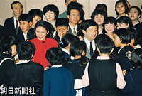 １１月、東京・築地の朝日新聞東京本社で行われた健康推進校の表彰記念パーティーで、受賞校の児童たちと歓談する皇太子さまと雅子さま