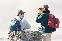 雲取山山頂で皇太子さまを入れた記念写真を撮る雅子さま
