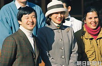 １２月、千葉県市川市の宮内庁新浜鴨場で行われた外交官の鴨場接待で、招待客と鴨を放した様子を見る皇太子さまと雅子さま。お二人ともとてもやわらかい表情をされている