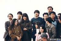 １９８８年３月、秋篠宮さまと紀子さまの出合いは学習院大在学中から。サークルの自然文化研究会の信州旅行・諏訪湖畔での記念写真には、紀宮さまと結婚した黒田慶樹さんも一緒に写っている（左から２人目）