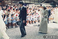 ７月、結婚を報告するため伊勢神宮を訪れた秋篠宮さまと紀子さま。出迎えた地元の人たちに照れてくさそうにほほ笑む