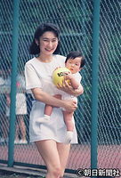 １９９２年８月、静養先の軽井沢で、眞子さまを抱いて秋篠宮さまがプレーをしているテニスコートへ向かう紀子さま