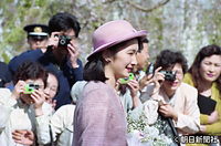 １９９３年４月、京都府精華町にある京都フラワーセンターを視察に訪れた紀子さま。どこに行っても写真を撮ろうとする人に囲まれる