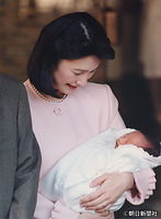 １９９５年１月、次女佳子さまをご出産、宮内庁病院を退院した紀子さま