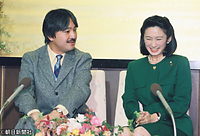 １９９７年１１月、秋篠宮さまが３２歳の誕生日を迎えるにあたって、紀子さまと一緒に記者会見をされる。お子さまの話になると顔がほころんだ