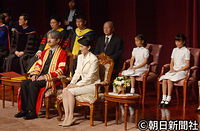 ２００３年８月、親交があるタイ王室に招待された私的な旅行で、タイ最東部の都市にあるウボンラーチャタニー大学で名誉学位授与式に臨む秋篠宮さまと紀子さま。後方は眞子さまと佳子さま