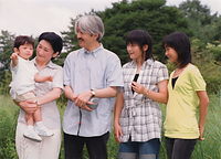 ８月、栃木県の那須御用邸を散策する悠仁さまを抱く紀子さまと秋篠宮さま、眞子さまと佳子さま