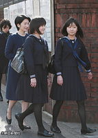 ２０１０年３月、紀子さまとともに、学習院女子高等科と中等科の卒業式に向かわれる眞子さまと佳子さま