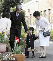 ４月、秋篠宮さまと紀子さまに付き添われ、お茶の水女子大付属幼稚園の入園式に向かう悠仁さま