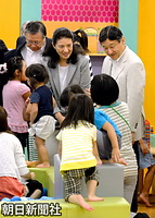 ２０１３年９月、東日本大震災による原発事故で、子どもたちが野外での活動を制限されたため作られた福島県郡山市の施設「ペップキッズこおりやま」を訪れ、子どもたちと笑顔で話す皇太子さまと雅子さま。次々に親子