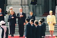 １９９６年４月、米国のクリントン大統領夫妻が来日。迎賓館での歓迎式典で天皇、皇后両陛下とともに胸に手を当てて両国の国歌吹奏を聴くクリントン大統領とヒラリー夫人