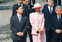 歓迎式典で大統領夫妻の様子を見つめる皇太子さまと雅子さま、常陸宮さま