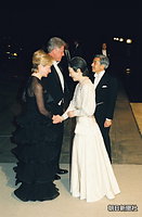 宮中晩さん会に出席するクリントン大統領夫妻を出迎える天皇、皇后両陛下。黒いイブニングドレスのヒラリー夫人と明るい色の装いの皇后さまが対照的だ