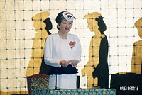 ５月、平成８年全国赤十字大会の表彰式でお言葉を述べる皇后さま。壇上に並ぶ雅子さま、紀子さまの影が背景に写っている