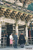 ７月、栃木県に滞在中、日光東照宮を訪れた天皇、皇后両陛下。皇后さまは扇子をお持ちになっていて、訪問先へのさりげない気遣いがうかがわれる