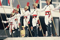 ブラジルの首都・ブラジリアの大統領府前で行われた歓迎式典で、カルドーゾ・ブラジル大統領と並び儀仗兵を見つめる天皇、皇后両陛下。この旅を天皇陛下は「赤土のセラードの大地続く中首都ブラジリア機窓に見え来」
