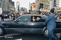 サンパウロでは日本語の横断幕が張られた街を車でパレード、笑顔で手を振る