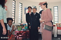リオ市社会福祉センターで、工作をする子どもの姿にほほ笑む天皇、皇后両陛下