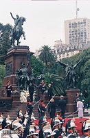 アルゼンチンの首都・ブエノスアイレスで、独立運動の指導者サン・マルティン将軍像に献花する天皇陛下。メネム大統領夫妻とともに見守る皇后さま
