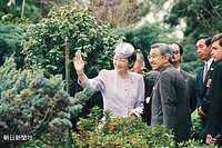 ブエノスアイレスで在留邦人、日系人歓迎行事に出席、会場のパレルモ公園日本庭園で手を振って奉迎に応える天皇、皇后両陛下
