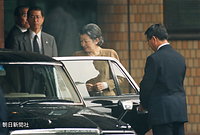 ７月、南米訪問などの過労から、帯状疱疹を発症し、緊急入院していた東京逓信病院を退院する皇后さま。左手の袖口に包帯がのぞいている