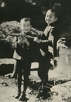 １９４４年１２月、学習院初等科に在学中、皇太子さま（右）が疎開していた栃木県の日光を訪れ、船の模型であそばれる義宮さま