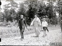 ７月、東京・小金井の学習院中等科で寄宿生活を送る皇太子さまを香淳皇后とともに訪ね、梅雨晴れの武蔵野を散策する義宮さま