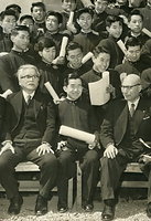 １９５４年３月、学習院高等科の卒業式を終え、記念撮影する義宮さま。左は安倍能成学習院院長