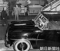 １９５８年４月、愛知県挙母市（現・豊田市）のトヨタ自動車の工場を見学し、石田退三社長からトヨペットの生産ラインの説明を受ける義宮さま