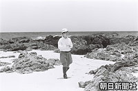 １９６１年７月、鹿児島県住用村（現・奄美市）を訪れ、長靴をはいて海岸で貝類の採集をする義宮さま