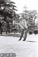１９６１年１１月、埼玉県川越市の霞ヶ関カンツリー倶楽部でゴルフを楽しむ義宮さま