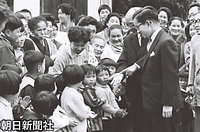 １９６２年４月、奈良県葛城市の当麻（たいま）寺で、歓迎する幼稚園児に、にこやかに歩み寄る義宮さま
