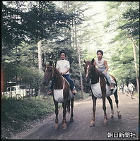 軽井沢で次姉の山田美枝子さんと乗馬を楽しむ津軽華子さん