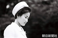 津軽藩主の先祖に義宮さまとのご婚約を報告するため、青森県弘前市を訪れた津軽華子さん。白のツーピースに白い帽子の清らかな装い