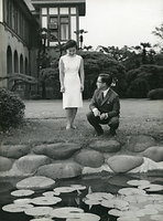 結婚の儀を控え、東宮仮御所だった東京都渋谷区の「義宮御殿」の前庭で語らう義宮さまと津軽華子さん 