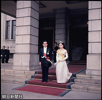 ご結婚に際して義宮さまには昭和天皇から新宮号「常陸宮」が贈られた。一連の儀式を終え正装で宮内庁の玄関に出た常陸宮さまと華子さま