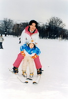 スキーを楽しむ雅子さまと敬宮愛子さま＝２００５年２月、長野県の奥志賀高原スキー場で、宮内庁提供