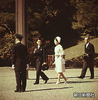 １９６２年１０月、フィリピン訪問を前に、出発を大正天皇の多摩陵に報告した皇太子さまと美智子さま。右は鈴木菊男東宮大夫