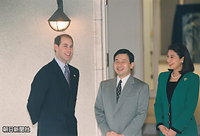 １９９８年１月、来日し東京・元赤坂の東宮御所を訪ねた英国のエドワード王子を迎える皇太子さまと雅子さま