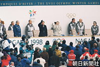 ２月、長野五輪開会式で、観客に手を振って応える天皇、皇后両陛下。左はサマランチＩＯＣ会長