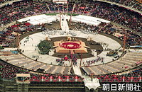 長野市の南長野運動公園で開かれた五輪開会式で建てられる諏訪大社の御柱。天皇、皇后両陛下がお座りの貴賓席は画面中央一番上、代表撮影ヘリコプターから
