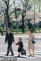 ４月、小学一年生になり、秋篠宮さまと手をつなぎ、横断歩道を渡って学習院初等科の入学式に向かう眞子さまと後ろから見守りながらついていく紀子さま