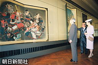 東京・上野の東京国立博物館で開かれた「近代日本美術の軌跡」展で、前田青邨の「洞窟の頼朝」を観賞する天皇、皇后両陛下