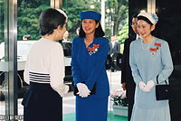 東京・明治神宮会館で行われた全国赤十字大会の出席を終え、会場を出る皇后さまを見送る雅子さまと紀子さま