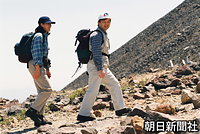 栃木県の那須岳で、初夏の山登りを楽しむ皇太子さまと雅子さま