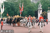 英国・ロンドンのバッキンガム宮殿に、天皇、皇后両陛下やエリザベス女王を乗せて向かう華やかな馬車列