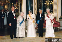 バッキンガム宮殿で行われた女王主催の晩餐会を前に、談笑する（左から）エジンバラ公フィリップ殿下、エリザベス皇太后、皇后さま、天皇陛下、エリザベス女王