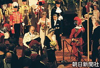ロンドンのギルドホールで開催されたロンドン市長主催歓迎夕食会に向かう天皇、皇后両陛下。出迎える儀仗の服装が、伝統ある雰囲気を醸し出している