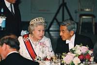 ロンドンのビクトリア・アンド・アルバート博物館で開かれた日本側主催の答礼晩餐会で、エリザベス女王と話し込む天皇陛下。女王は胸に日本から贈られた勲章を佩用している